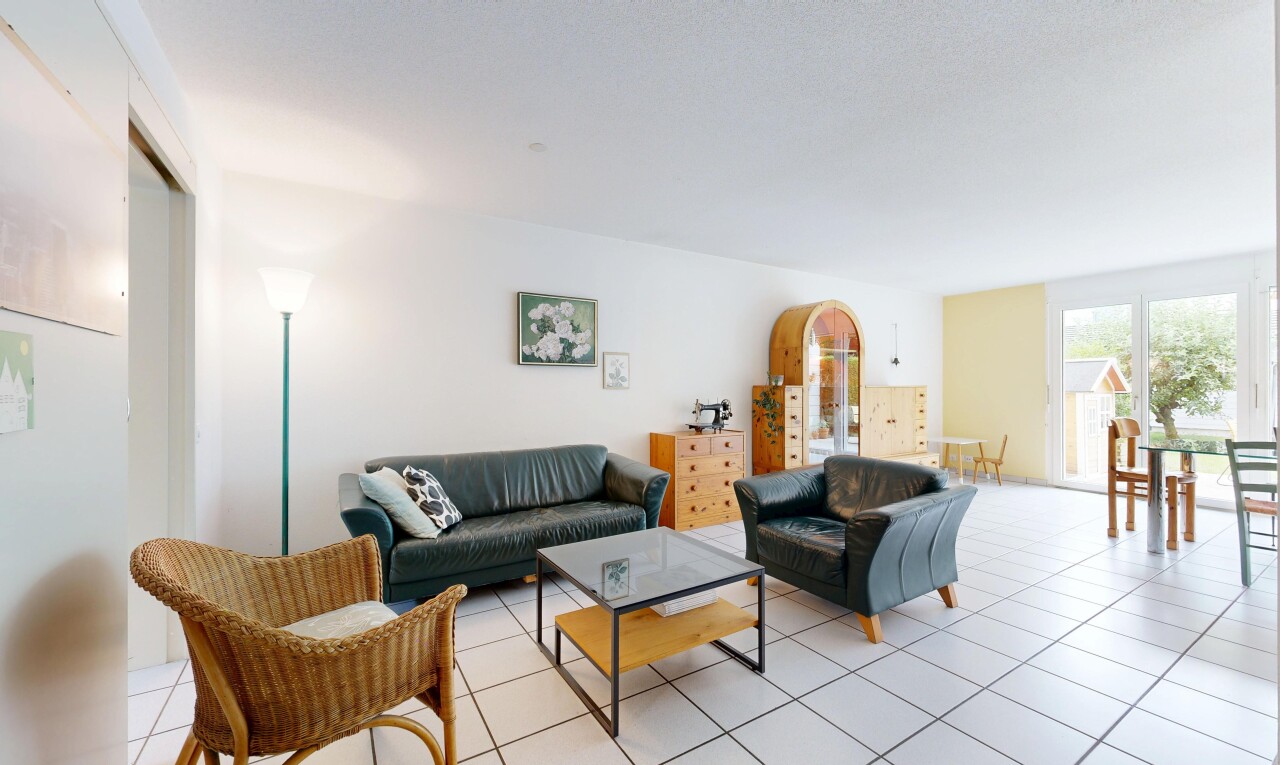 wohn- / esszimmer mit gipskartonwand, drywall, fliesenboden, tile floor, und light floor