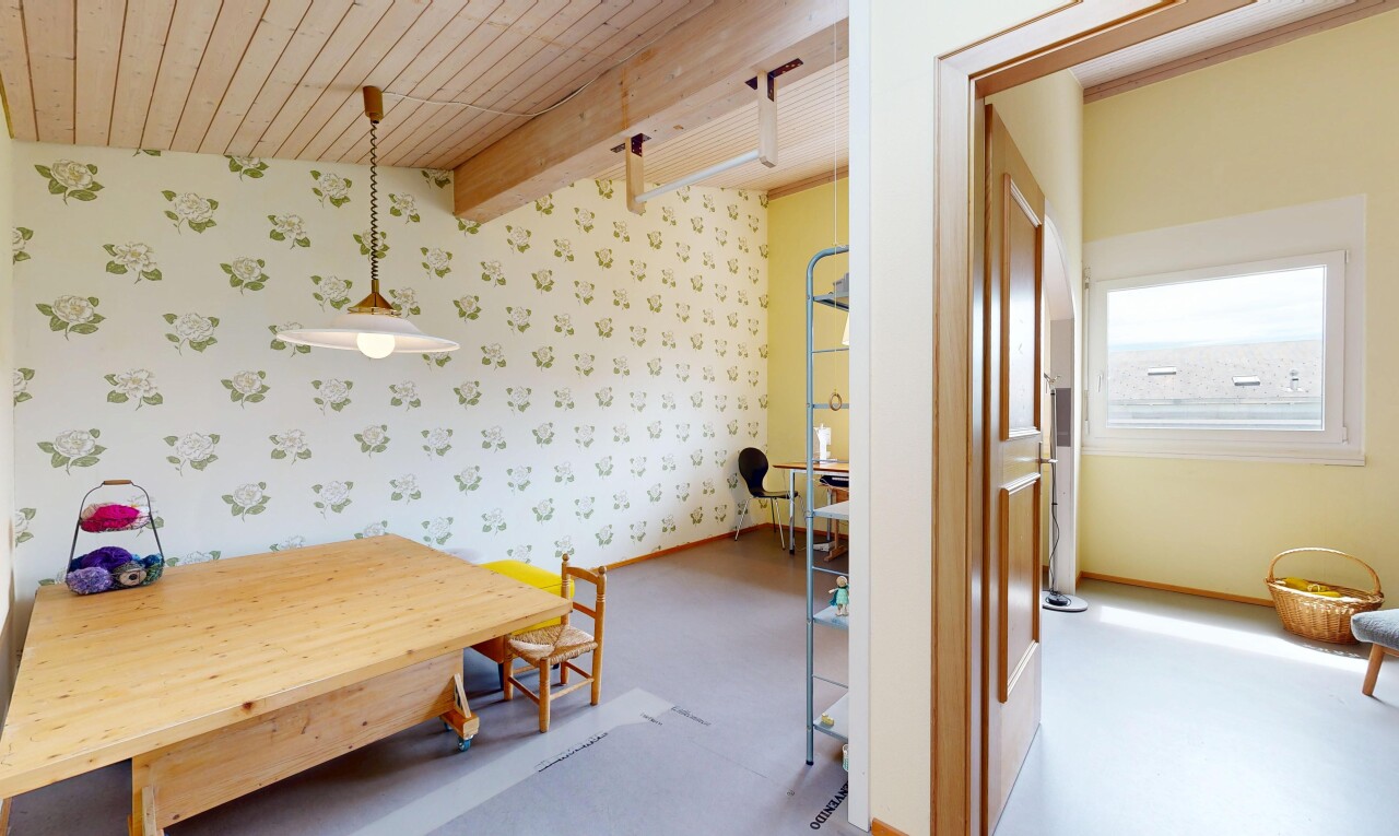 esszimmer mit wallpaper wall, tapetenwand, pendelleuchte, high end ceiling, und problematic wallpaper