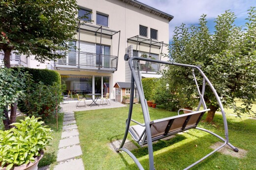 garten mit terrasse, rasen, und balkon