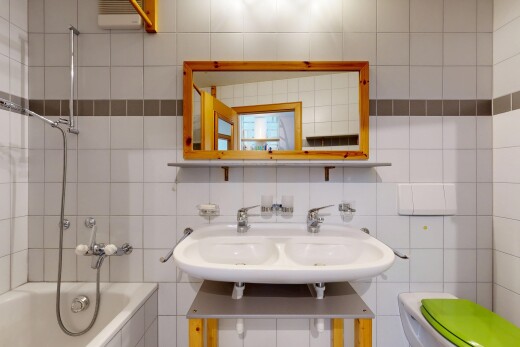 bad mit tile wall, fliesenwand, spiegel, waschbecken, und kombiniertes bad / dusche