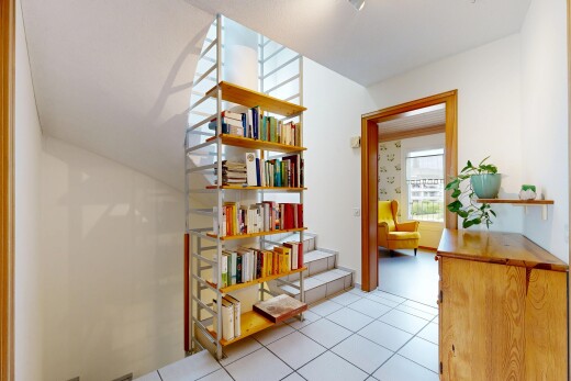 halle / korridor mit drywall, gipskartonwand, light floor, natürliches licht, und inside property
