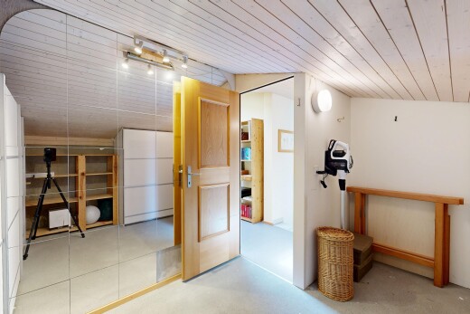 halle / korridor mit drywall, gipskartonwand, wood ceiling, holzdecke, und inside property