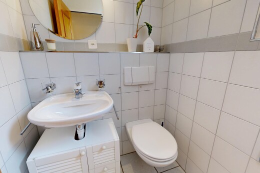 bad mit spiegel, gäste-wc, tile wall, fliesenwand, und inside property