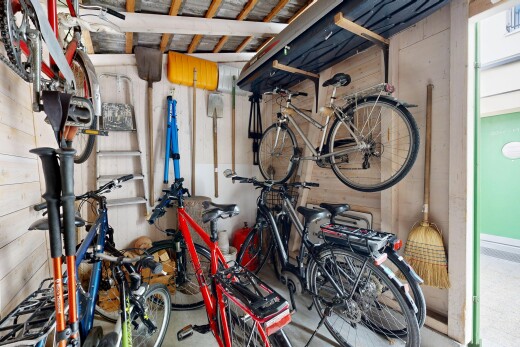 fitnessstudio mit holzwand, wood wall, inside property, betonboden, und concrete floor