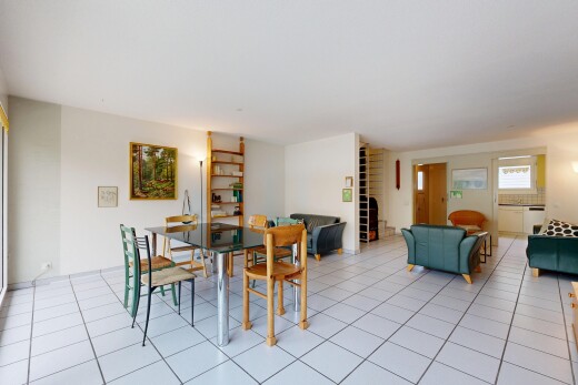 wohn- / esszimmer mit gipskartonwand, drywall, inside property, light floor, und fliesenboden