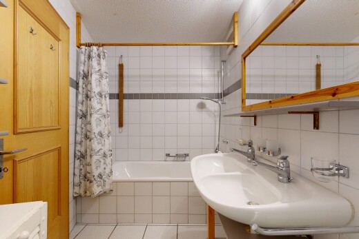 bad mit waschbecken, kombiniertes bad / dusche, spiegel, komplettes badezimmer, und tile floor
