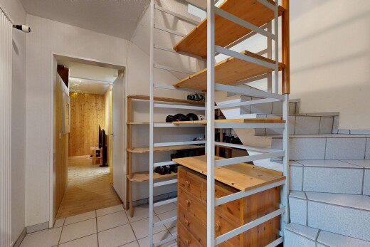 treppe mit gipskartonwand, drywall, inside property, fliesenboden, und tile floor
