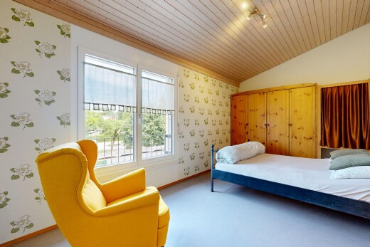 zimmer / schlafzimmer mit deckenbeleuchtung, wallpaper wall, tapetenwand, vaulted ceiling, und dachschräge
