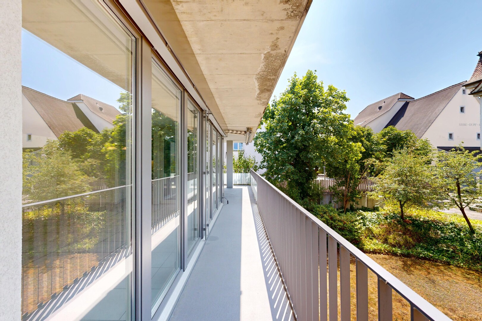 balkon mit balkon, day time, und from property