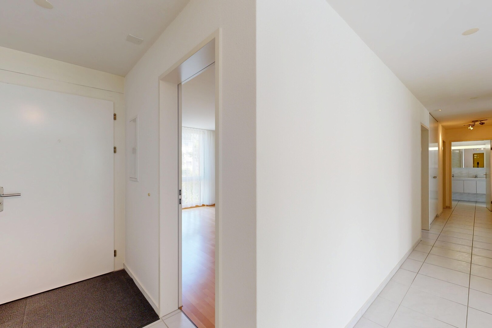 halle / korridor mit gipskartonwand, drywall, inside property, fliesenboden, und tile floor