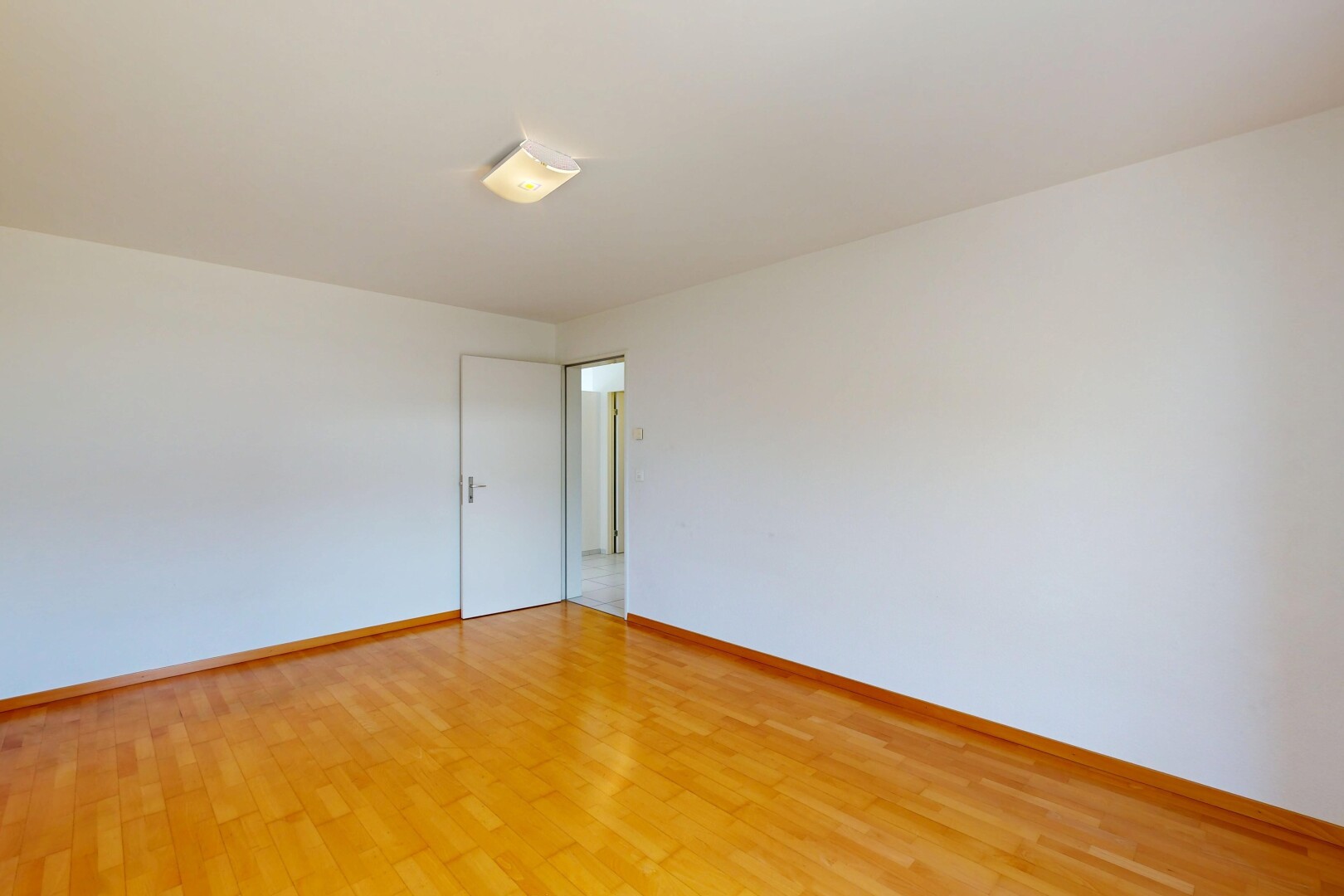 leerer raum mit holzfußboden, wood finish floor, gipskartonwand, drywall, und sockelleisten
