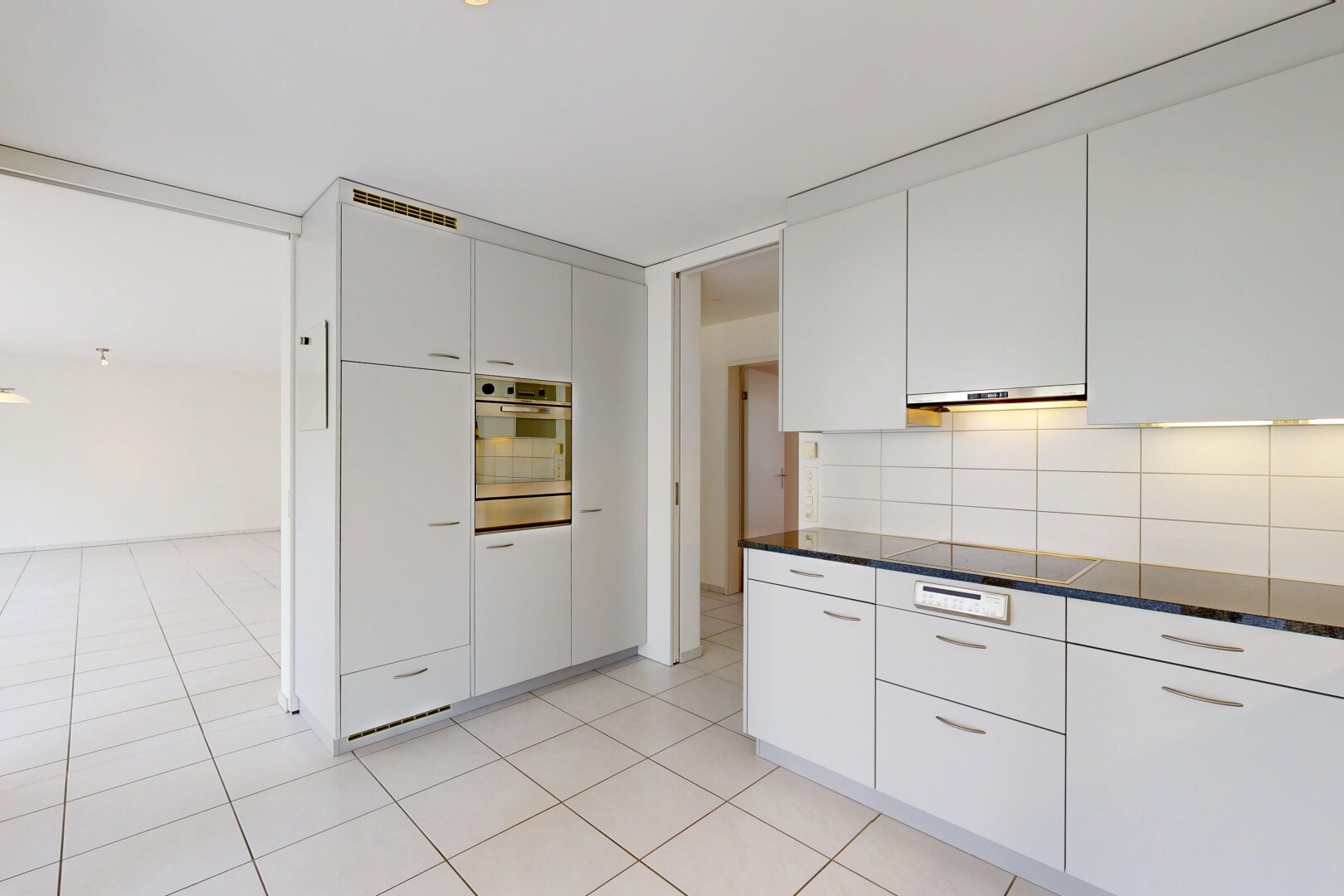 küche mit white cabinets, weiße schränke, küchenrückwand beim herd, küchenrückwand beim Herd, und light floor