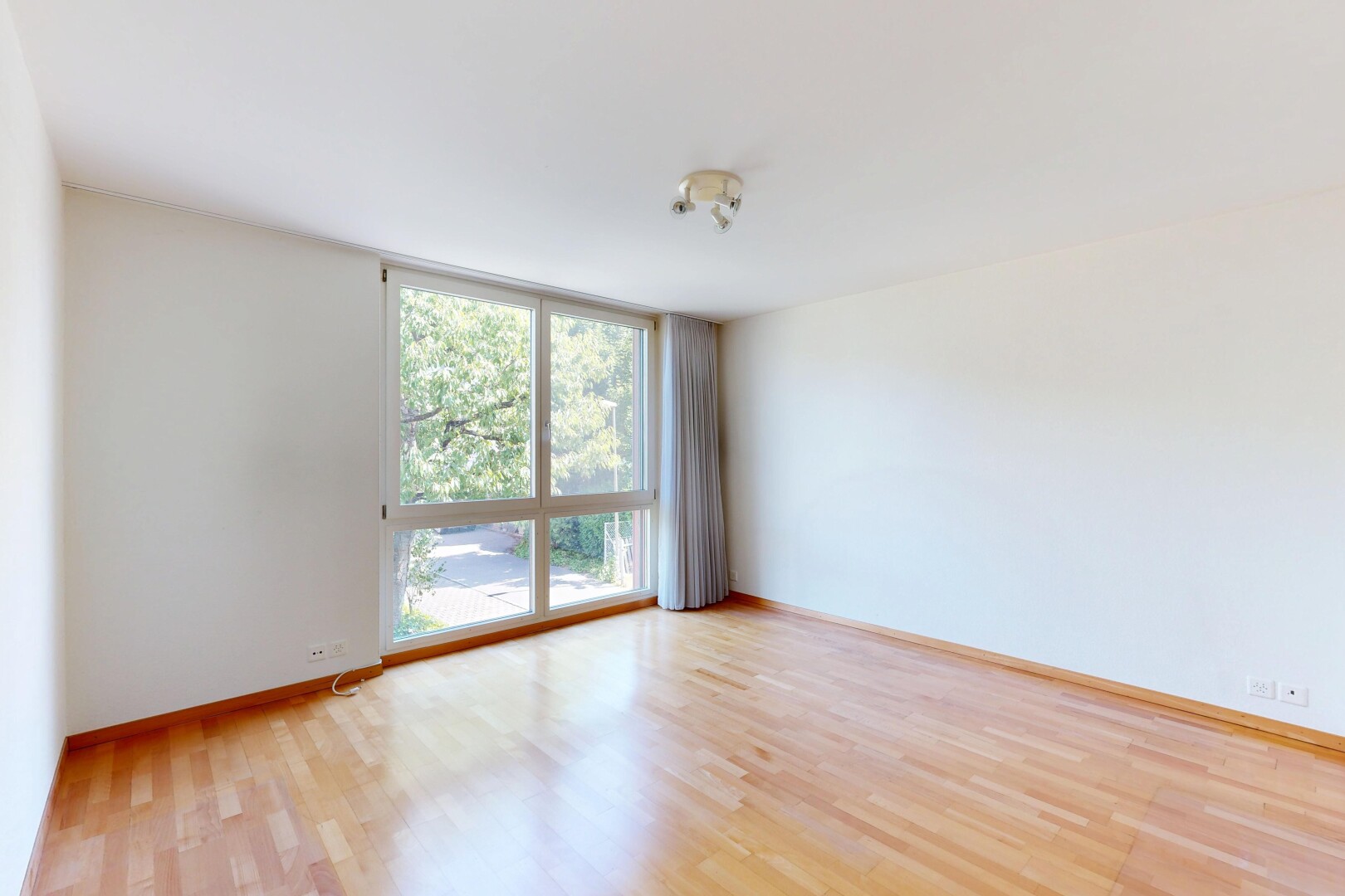 leerer raum mit drywall, gipskartonwand, floor ceiling windows, wood finish floor, und holzfußboden
