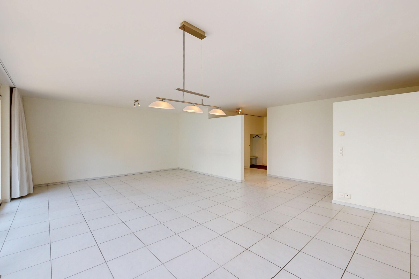 leerer raum mit drywall, gipskartonwand, light floor, und inside property
