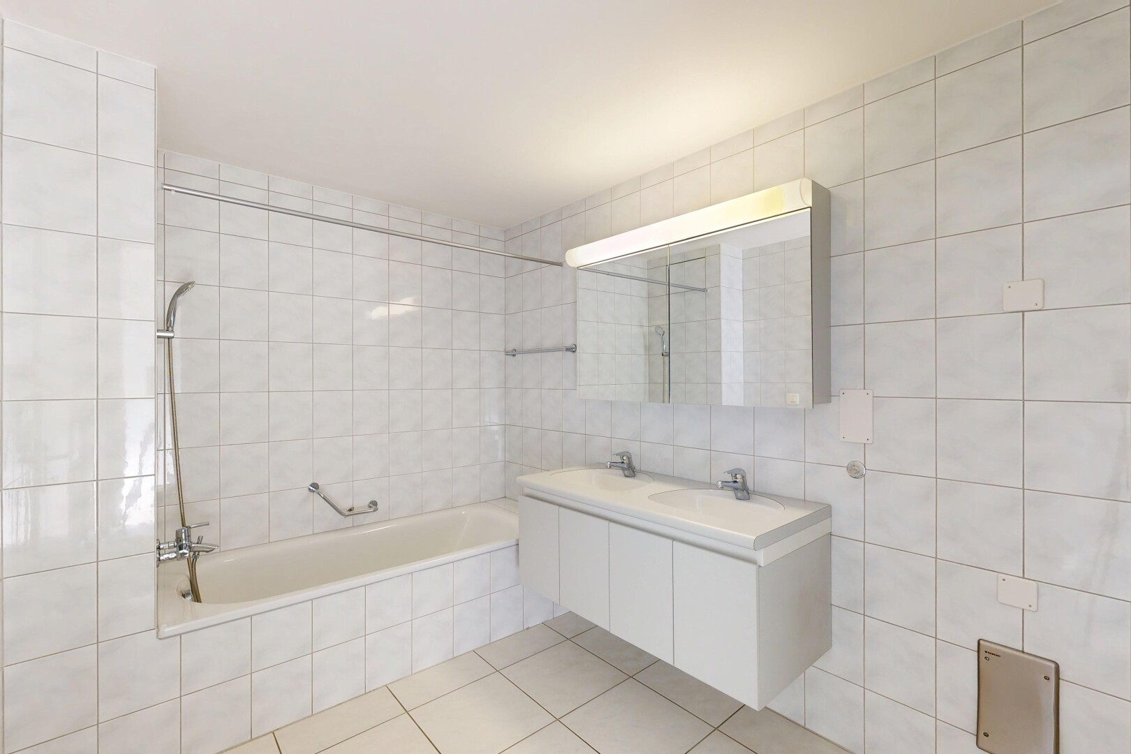 bad mit fliesenwand, tile wall, spiegel, komplettes badezimmer, und fliesenboden