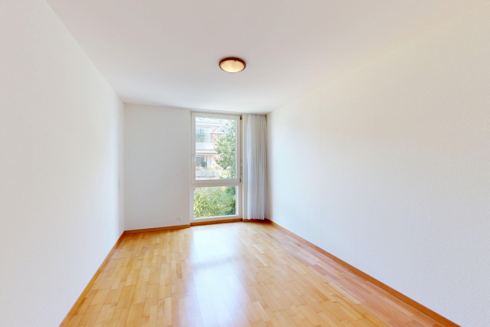 leerer raum mit wood finish floor, holzfußboden, drywall, gipskartonwand, und natürliches licht