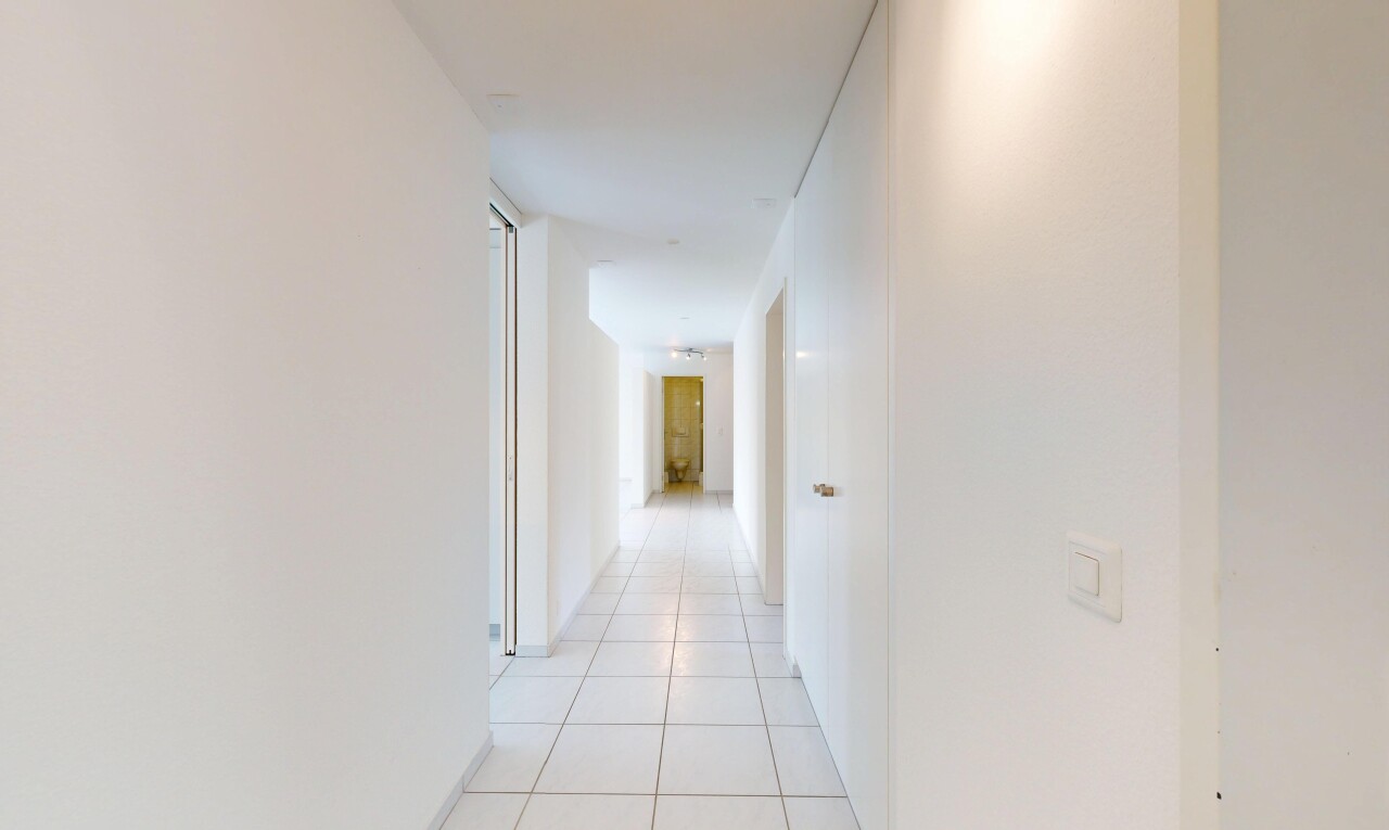 halle / korridor mit gipskartonwand, drywall, inside property, fliesenboden, und tile floor