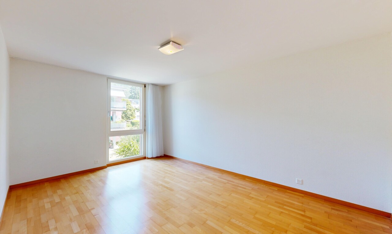 leerer raum mit drywall, gipskartonwand, wood finish floor, holzfußboden, und baseboards wall