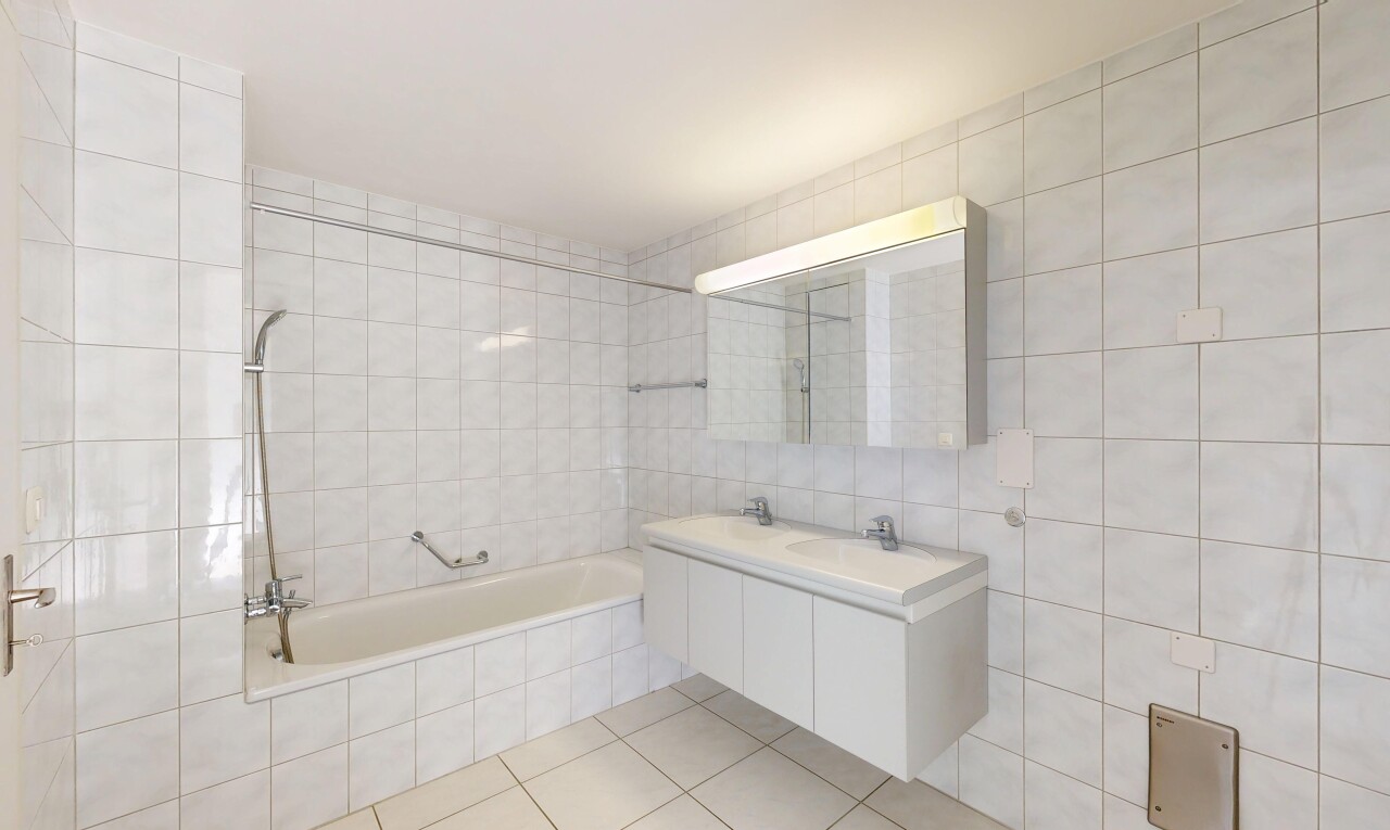 bad mit fliesenwand, tile wall, spiegel, komplettes badezimmer, und fliesenboden