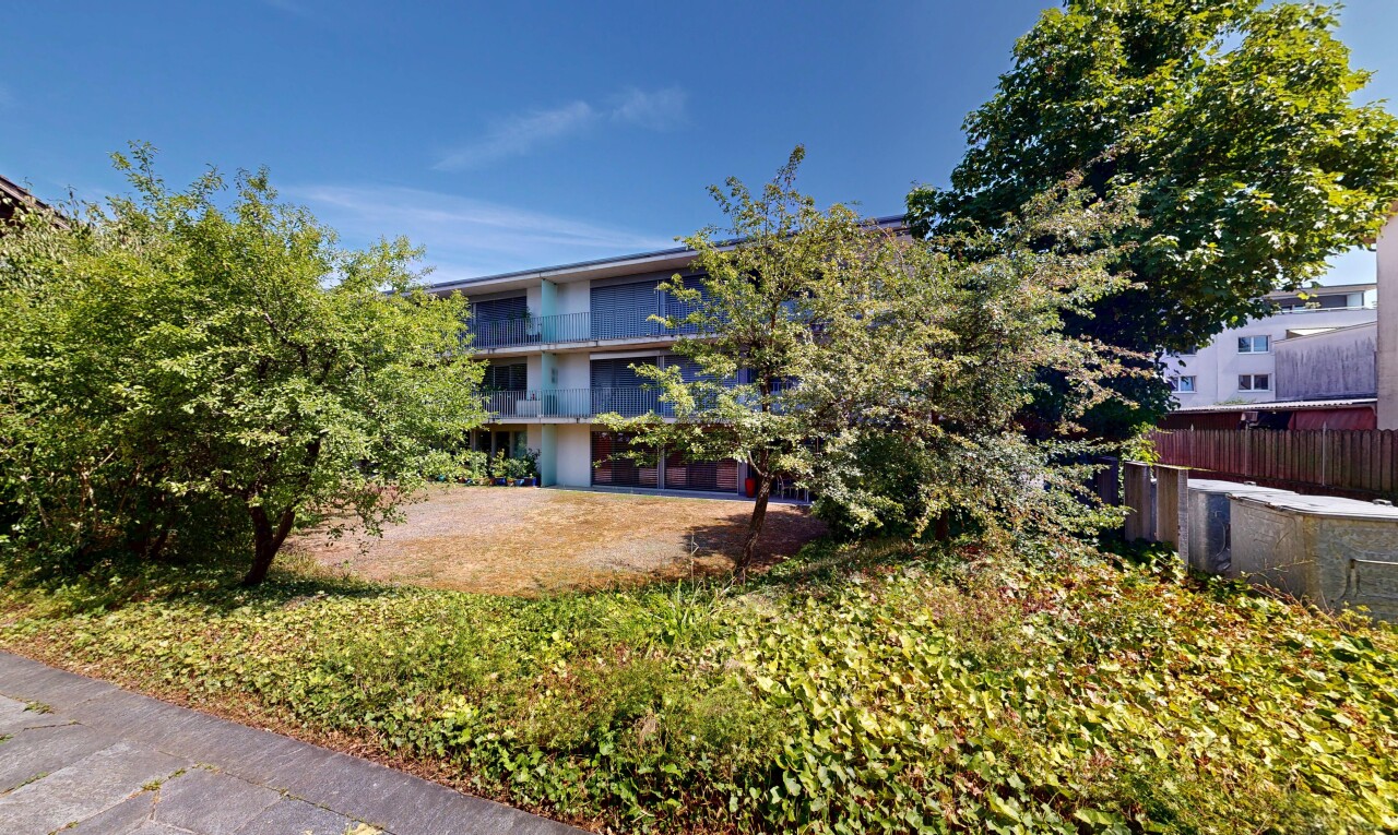 garten mit balkon, apartment complex view, und day time