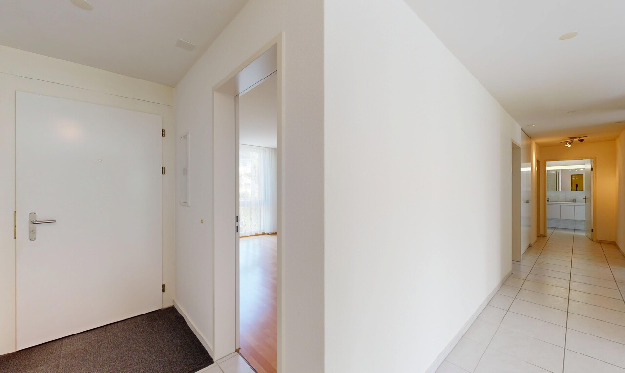 halle / korridor mit gipskartonwand, drywall, inside property, fliesenboden, und tile floor