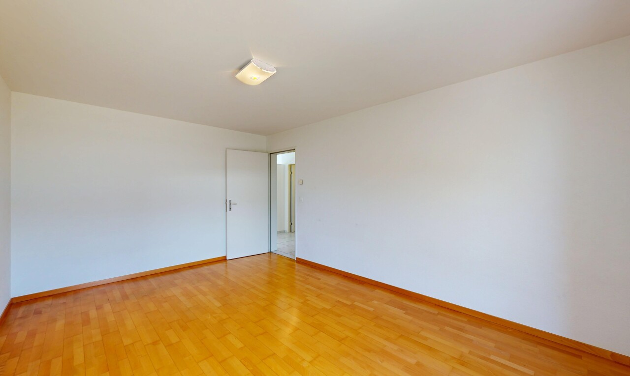 leerer raum mit holzfußboden, wood finish floor, gipskartonwand, drywall, und sockelleisten