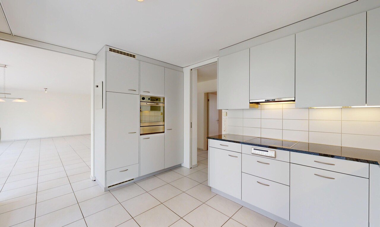 küche mit white cabinets, weiße schränke, küchenrückwand beim herd, küchenrückwand beim Herd, und light floor