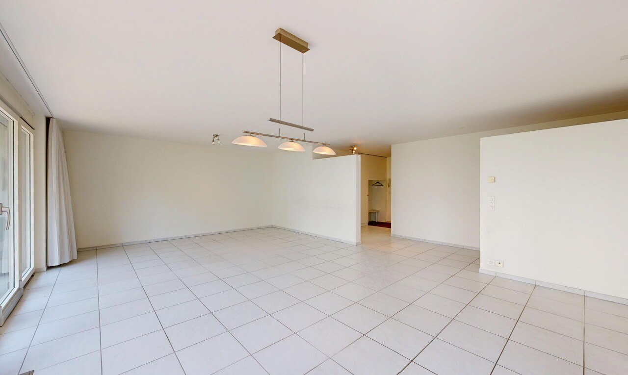 leerer raum mit drywall, gipskartonwand, light floor, und inside property