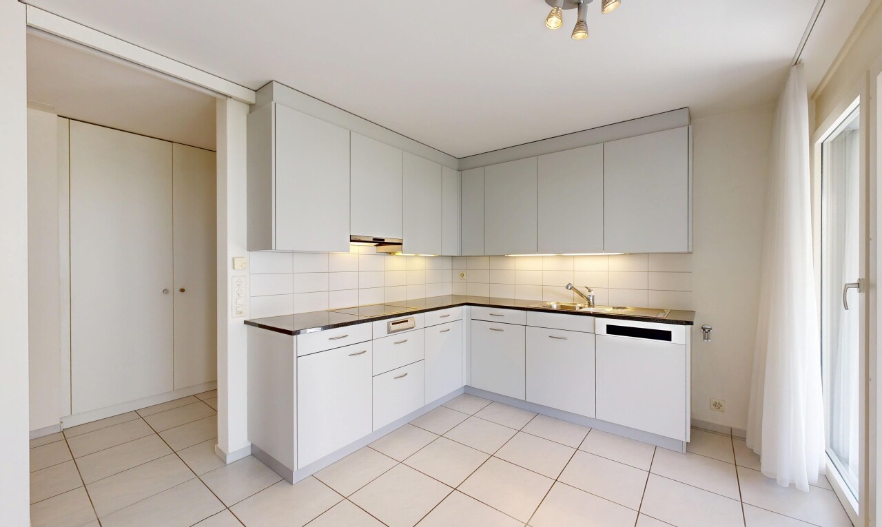 küche mit küchenrückwand beim herd, küchenrückwand beim Herd, light floor, dark countertops, und weiße schränke