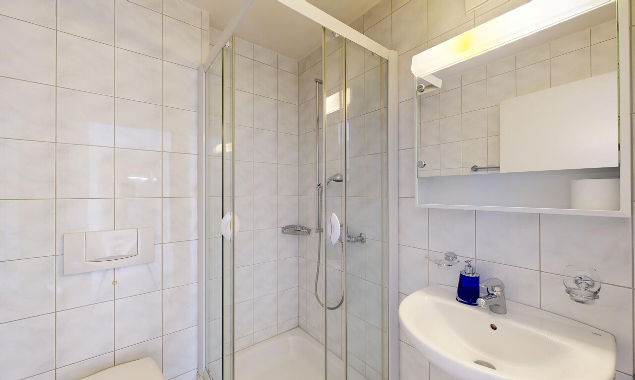 bad mit tile wall, fliesenwand, komplettes badezimmer, spiegel, und waschbecken