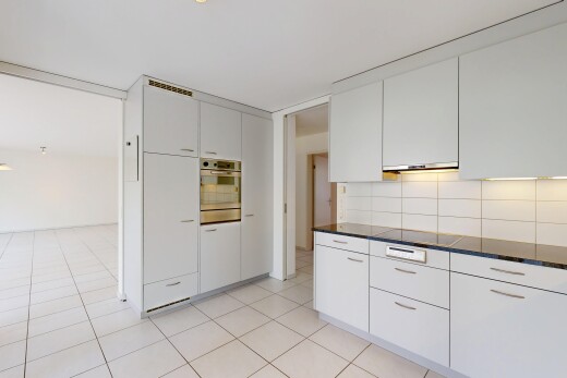 küche mit white cabinets, weiße schränke, küchenrückwand beim herd, küchenrückwand beim Herd, und light floor