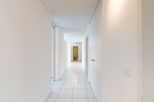 halle / korridor mit gipskartonwand, drywall, inside property, fliesenboden, und tile floor