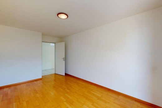 leerer raum mit holzfußboden, wood finish floor, gipskartonwand, drywall, und sockelleisten