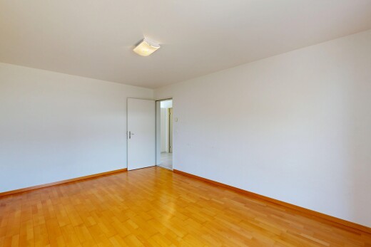 leerer raum mit holzfußboden, wood finish floor, gipskartonwand, drywall, und sockelleisten