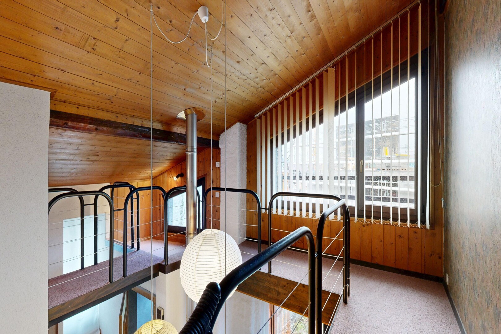 esszimmer mit wood ceiling, holzdecke, natural light, natürliches licht, und carpet