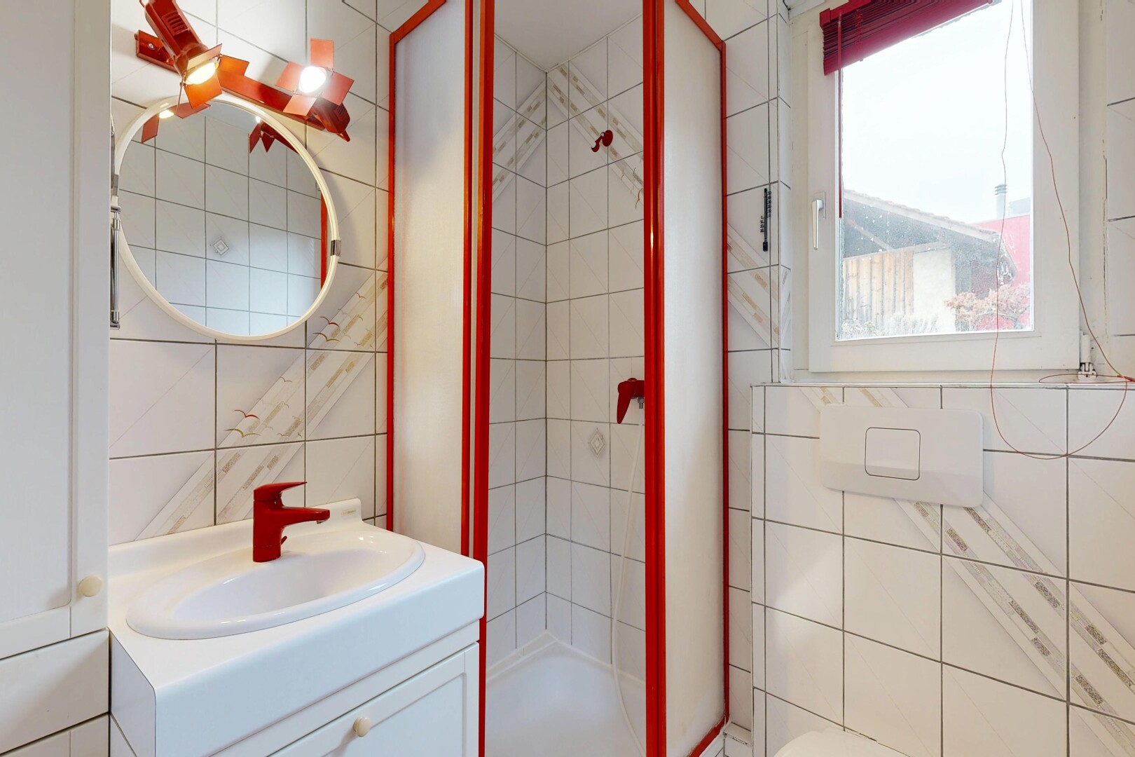 bad mit spiegel, schminktisch, komplettes badezimmer, fliesenwand, und tile wall
