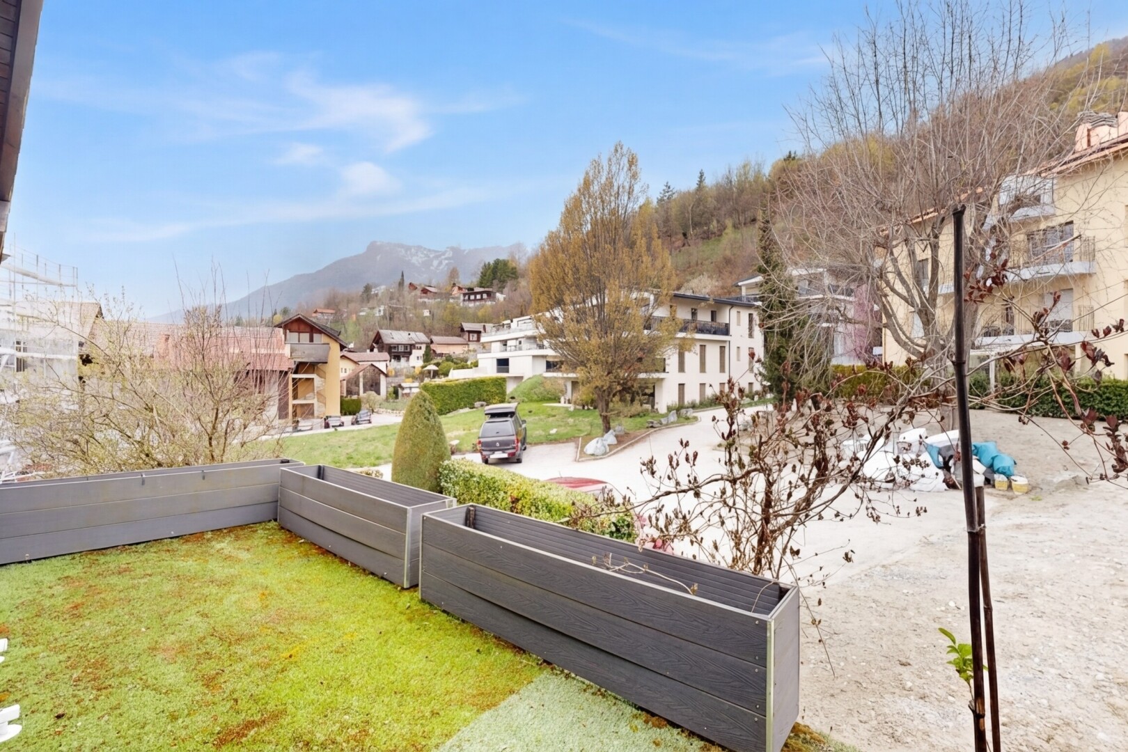 balkon mit from property, blick auf die berge, mountain view, und day time