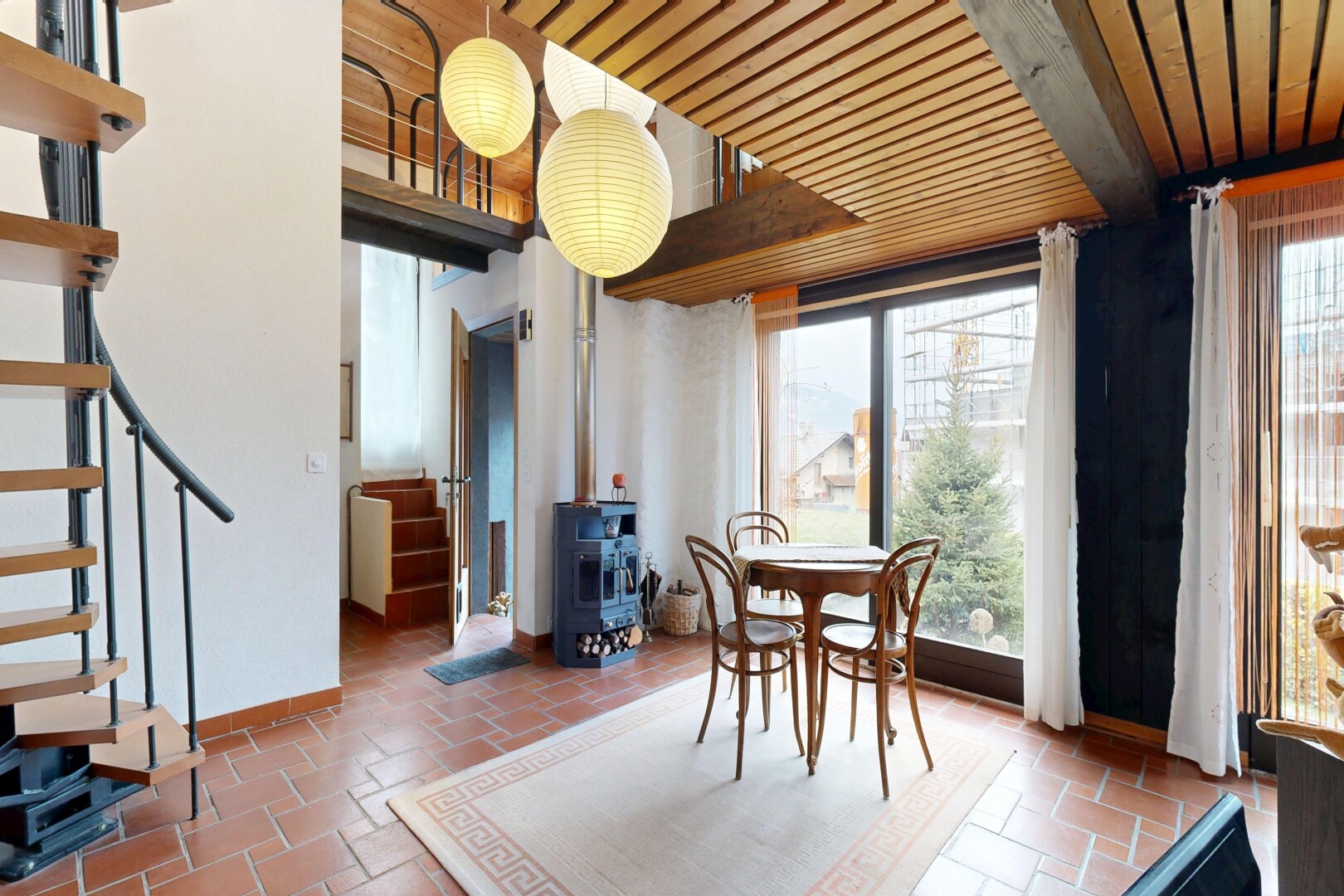 esszimmer mit inside property, natürliches licht, natural light, holzofen, und sockelleisten
