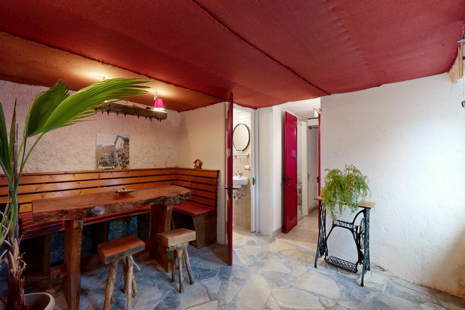 esszimmer mit niedrige decke, low ceiling, steinboden, stone finish floor, und inside property