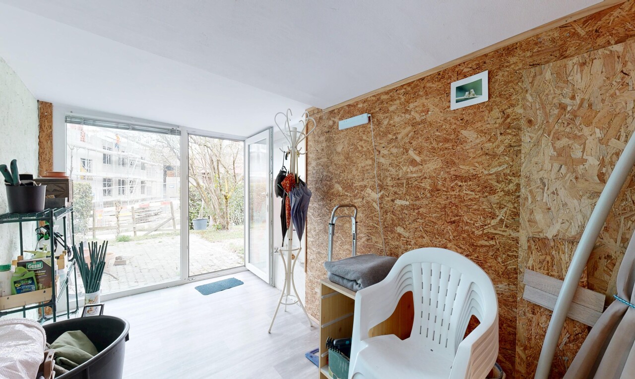 fitnessstudio mit natürliches licht, natural light, inside property, bodendeckenfenster, und floor ceiling windows