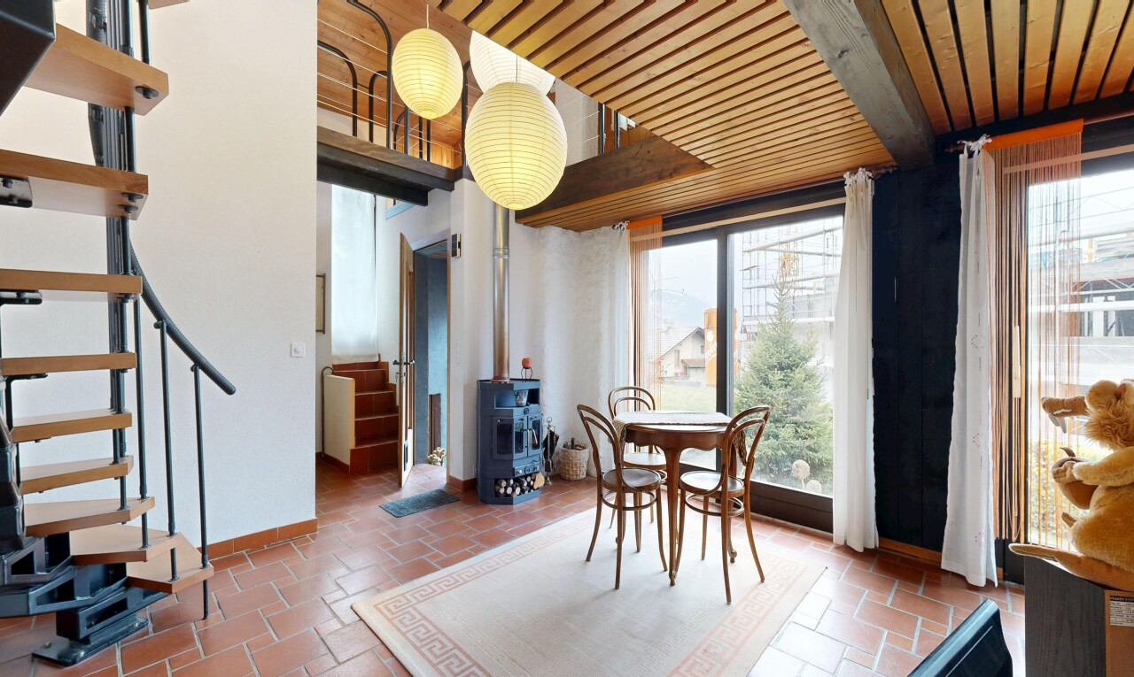 esszimmer mit inside property, natürliches licht, natural light, holzofen, und sockelleisten