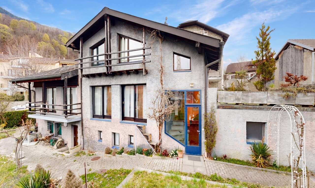 außenansicht mit balkon, day time, und property visible
