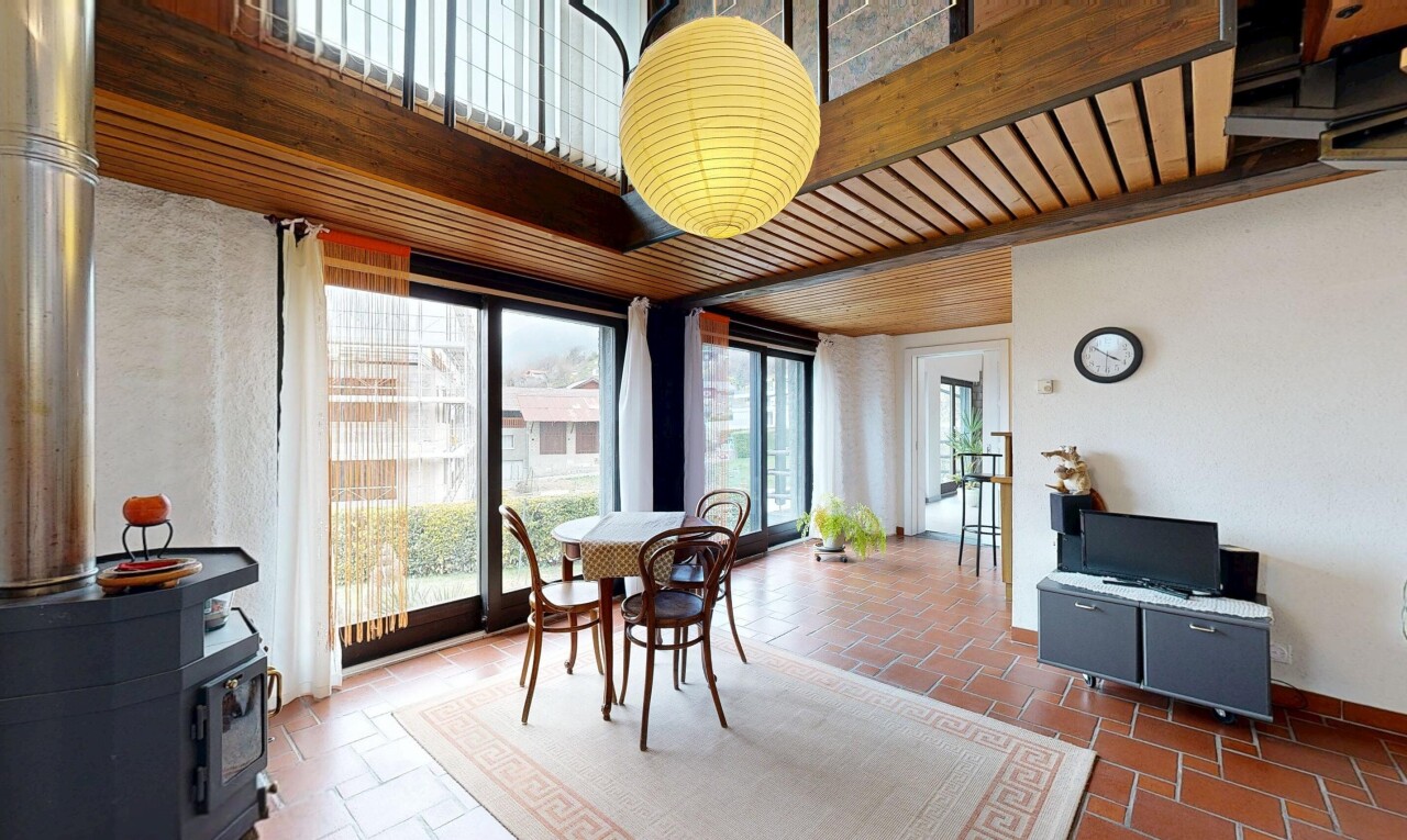 esszimmer mit inside property, natural light, natürliches licht, fernseher, und drywall