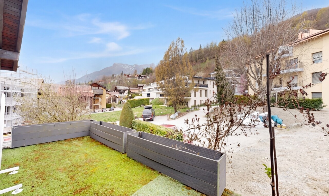 balkon mit from property, blick auf die berge, mountain view, und day time