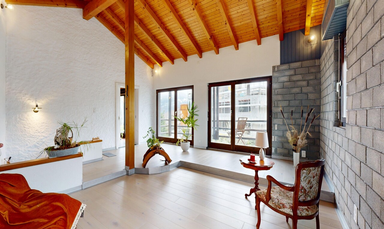 wohnzimmer mit hohe decke, high ceiling, inside property, natürliches licht, und natural light