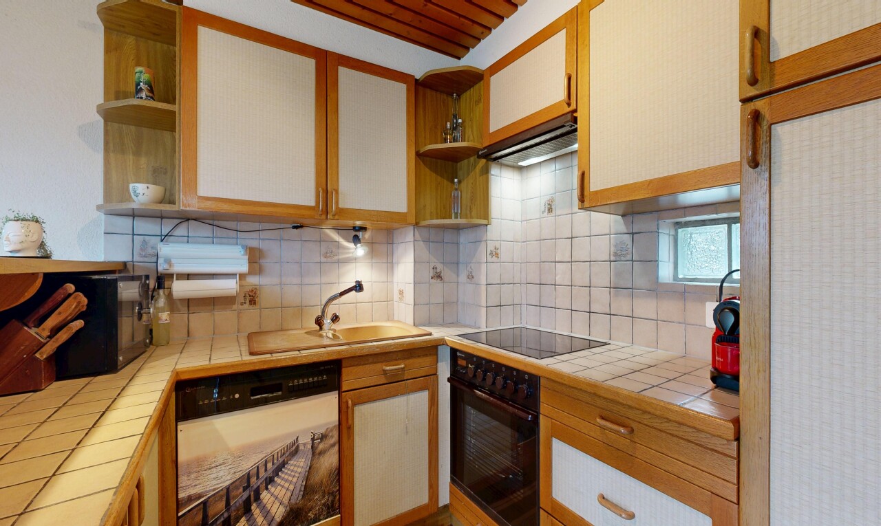 küche mit offene regale, open shelves, fliesenarbeitsplatten, tile countertops, und light countertops