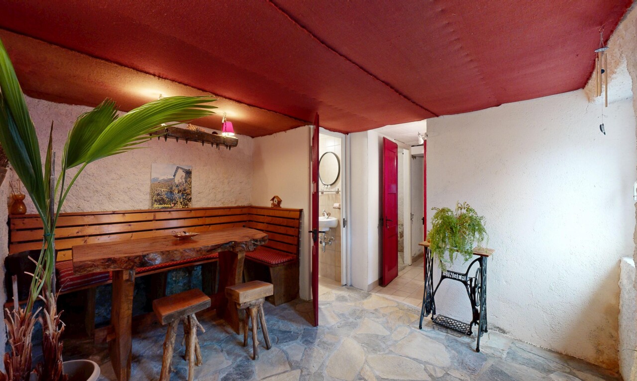 esszimmer mit niedrige decke, low ceiling, steinboden, stone finish floor, und inside property