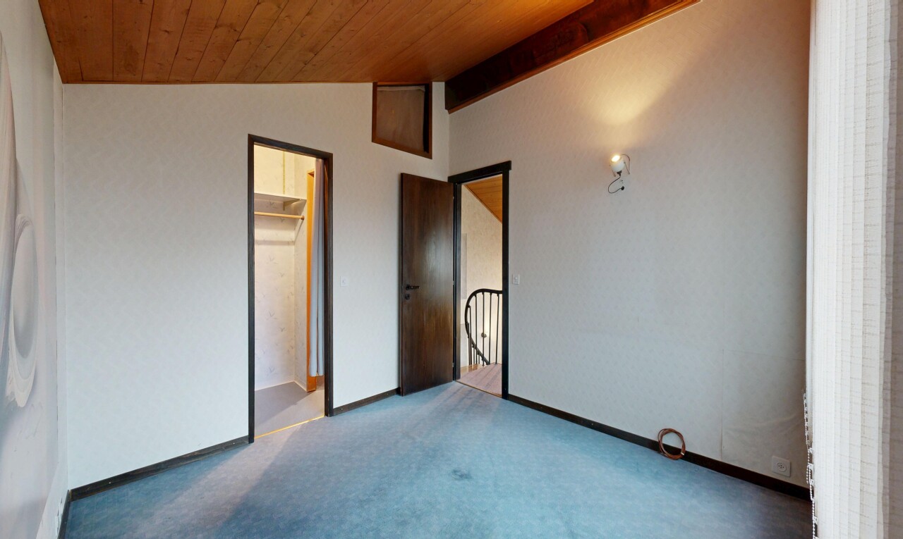 leerer raum mit dachschräge, vaulted ceiling, holzdecke, wood ceiling, und teppich