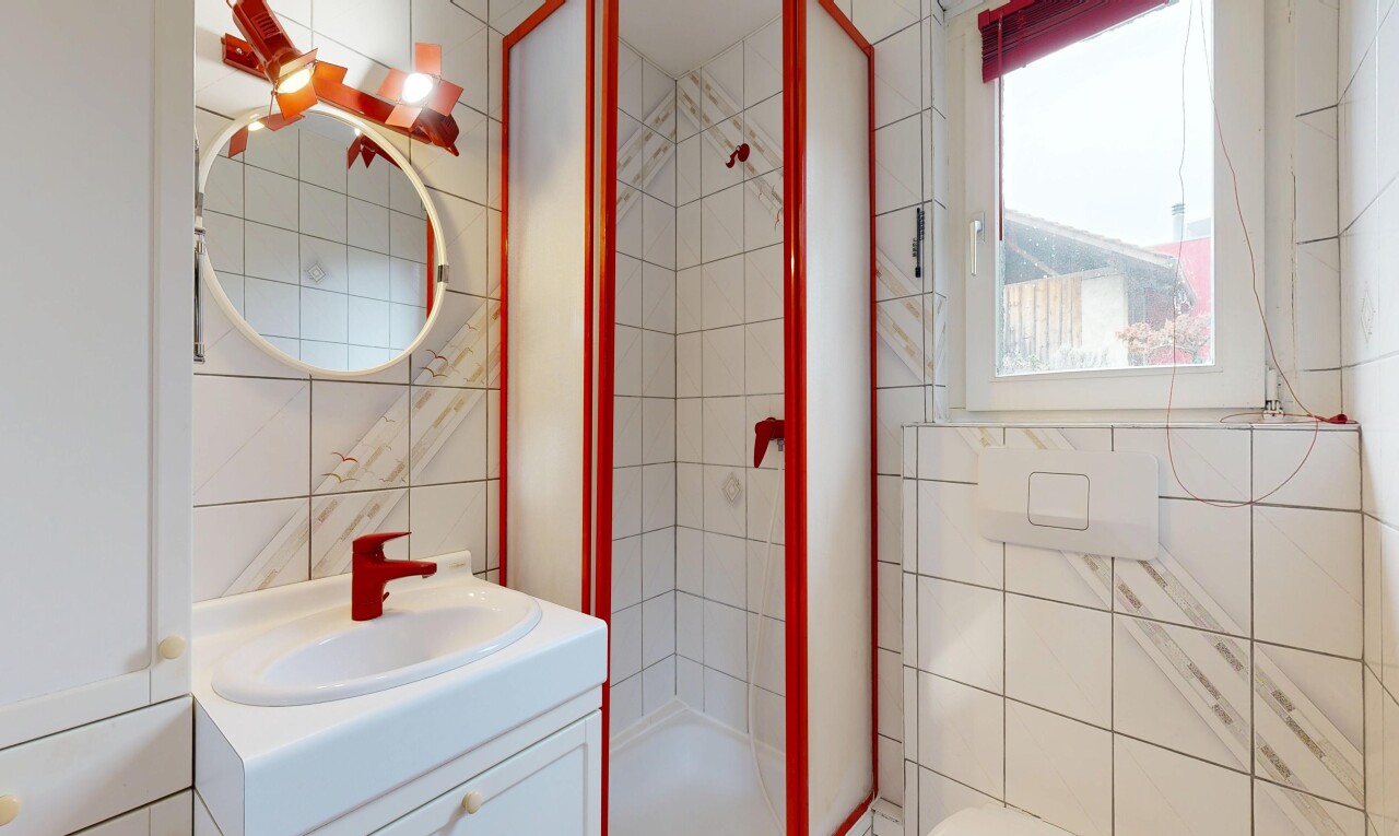 bad mit spiegel, schminktisch, komplettes badezimmer, fliesenwand, und tile wall