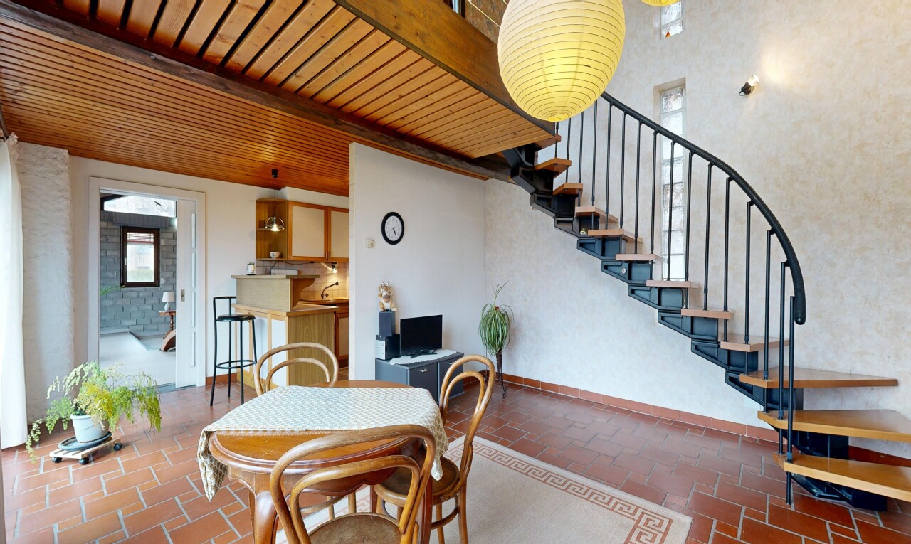 treppe mit treppen, fernseher, sockelleisten, baseboards wall, und natürliches licht